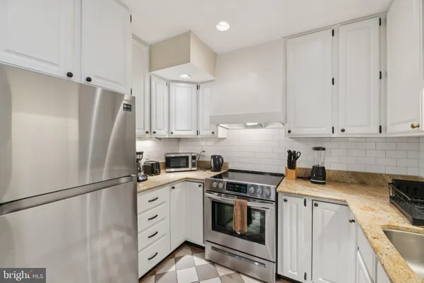 $995,000 | 10 Irving Court, Alexandria, VA 22314
