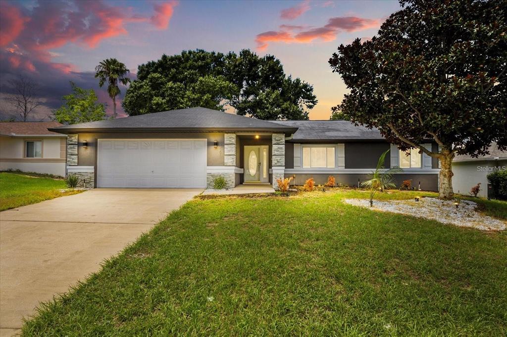 6027 Southwest 98th Street Road Ocala, FL 34476 - Photo 44 of 44 a front view of house with yard and green space