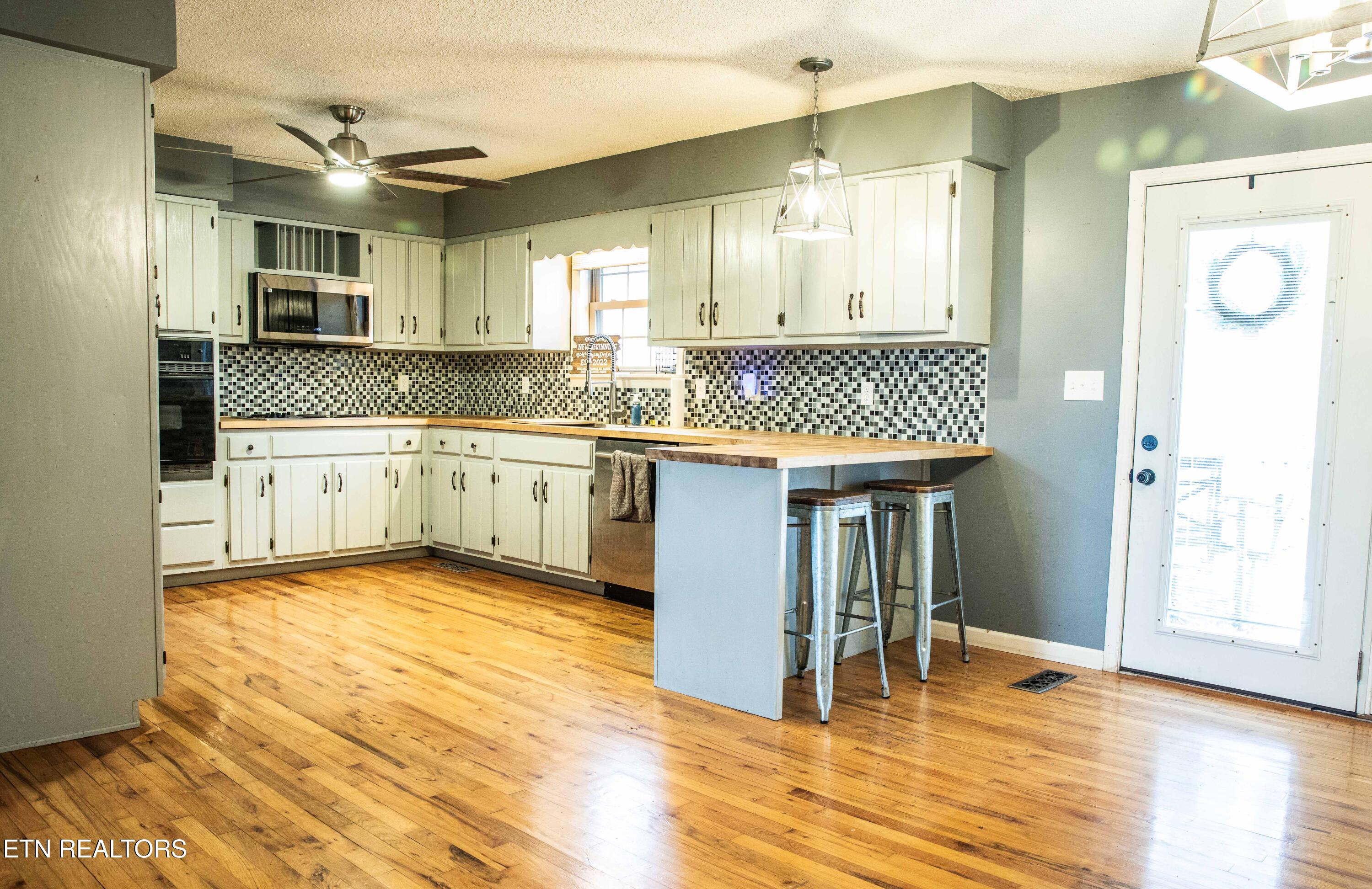 306 Mountain Road New Tazewell, TN 37825 - Photo 5 of 21 Kitchen1