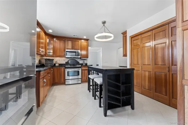 $995,000 | 19 Peachtree Drive, Cortlandt Manor, NY 10567