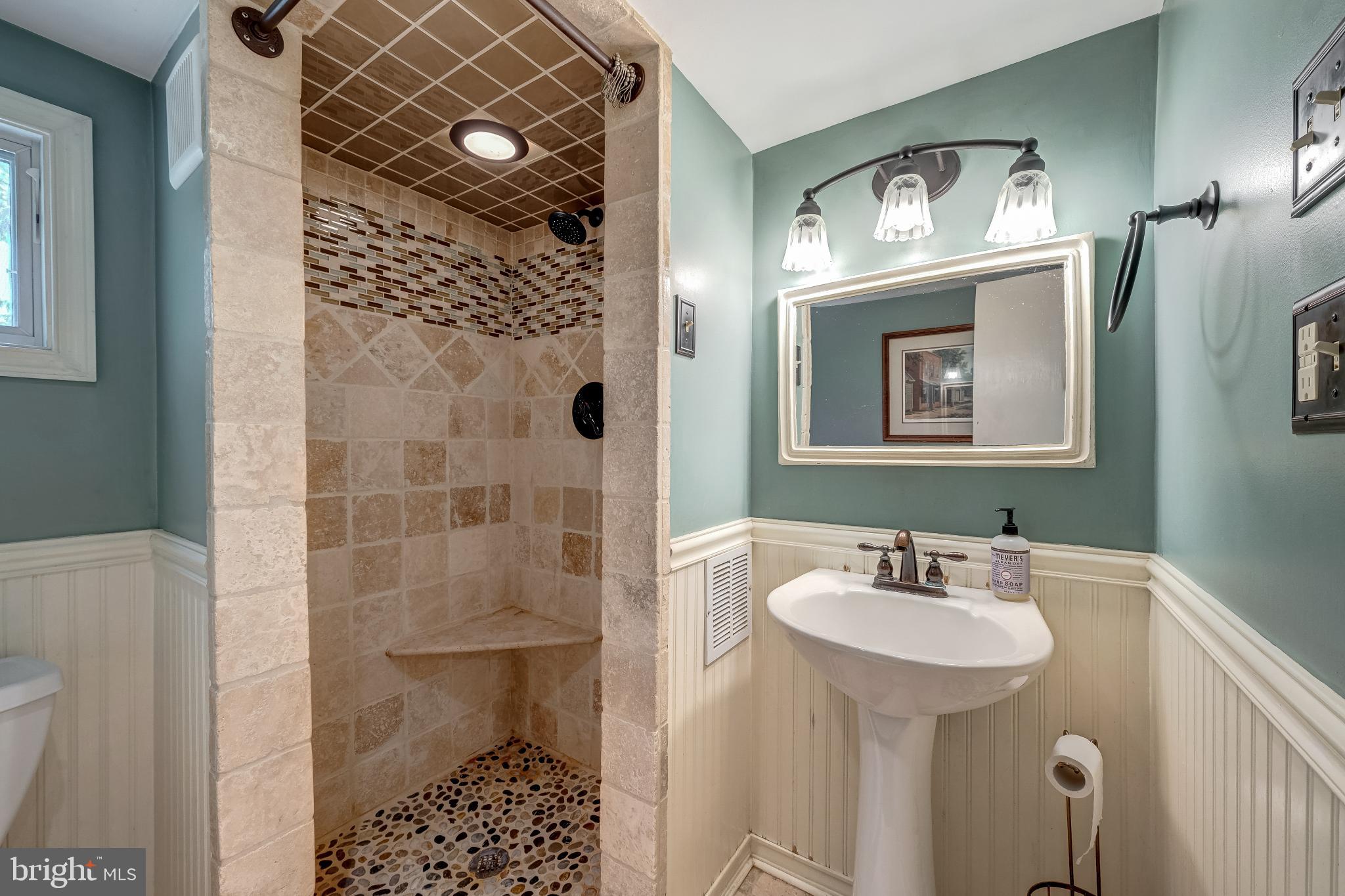 3225 Sage Road Markham, VA 22643 - Photo 19 of 48 Powder room off the sitting room