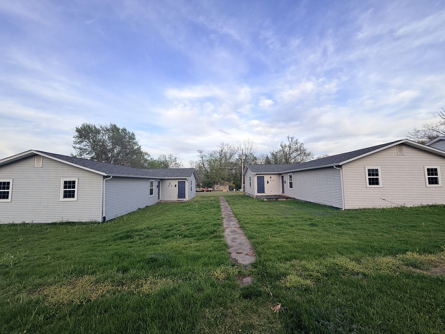916 South 10th Street Herrin, IL 62948 - Photo 1 of 29 front view of house with a yard