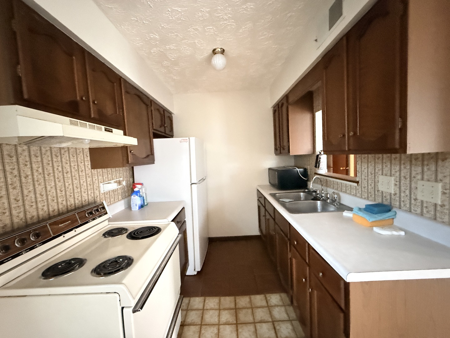 916 South 10th Street Herrin, IL 62948 - Photo 5 of 29 a kitchen that has a sink a stove and refrigerator