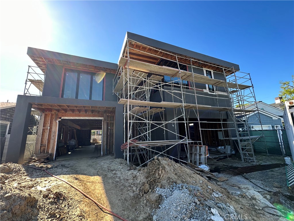 515 Signal Road Newport Beach, CA 92663 - Photo 2 of 2 a backyard of a house with table and chairs