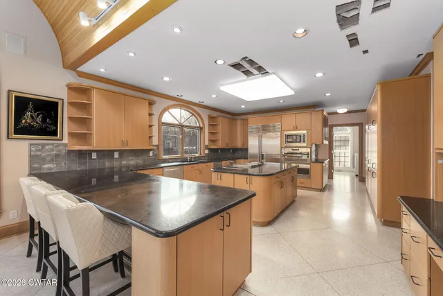 $925,000 | 22 Deepwood Drive, Jackson, TN 38305