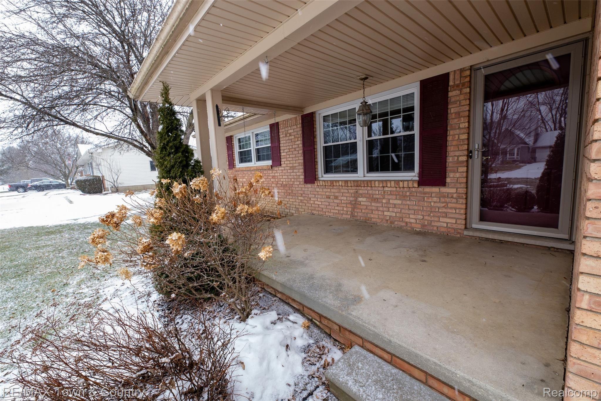 6359 Yorkshire North Riding Road Flint, MI 48532 - Photo 2 of 27 2.jpg