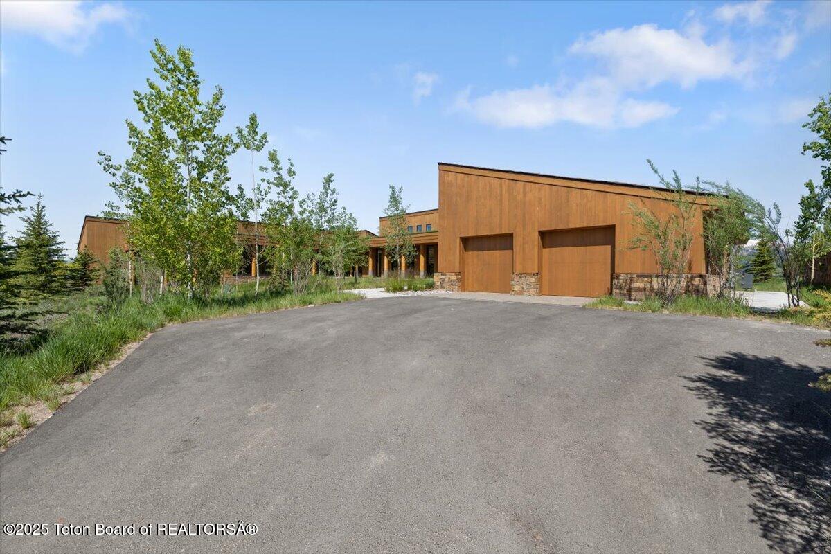 585 Sena Road Jackson, WY 83001 - Photo 40 of 55 Driveway & Garage