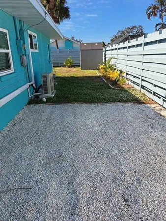 a view of a backyard