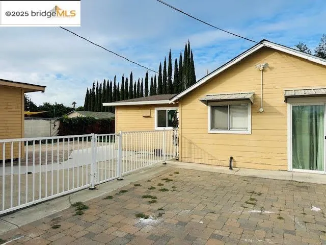 a view of a house with backyard