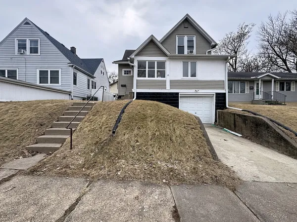 a view of a yard in front of house