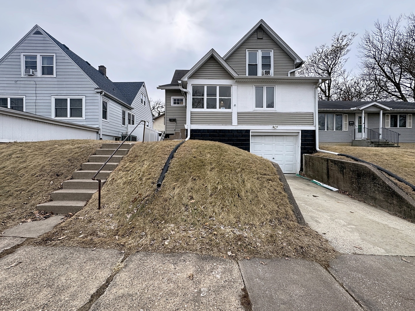 a view of a yard in front of house
