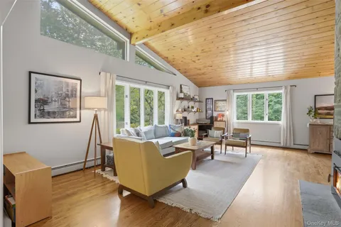 $800,000 | 17 Stoutenburgh Drive, Hyde Park, NY 12538