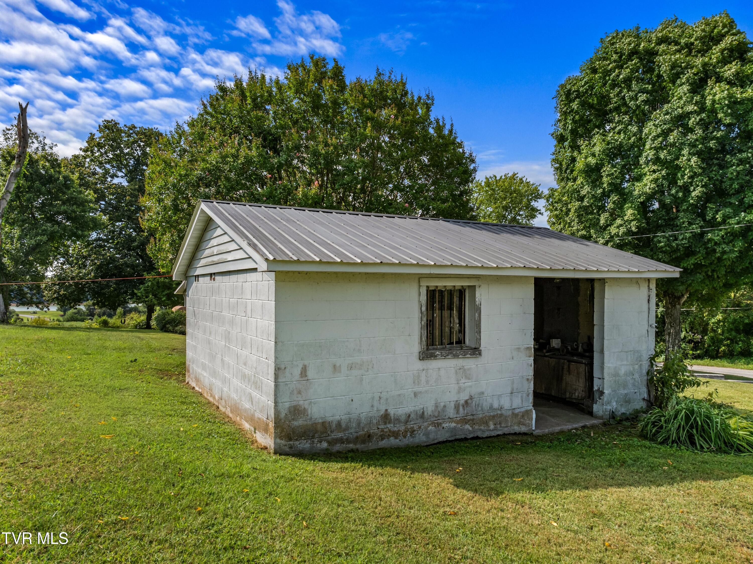 120 Raymond Layel Road Bean Station, TN 37708 - Photo 35 of 43 XJI_20240903100329_0208_D.jpg-SMALL