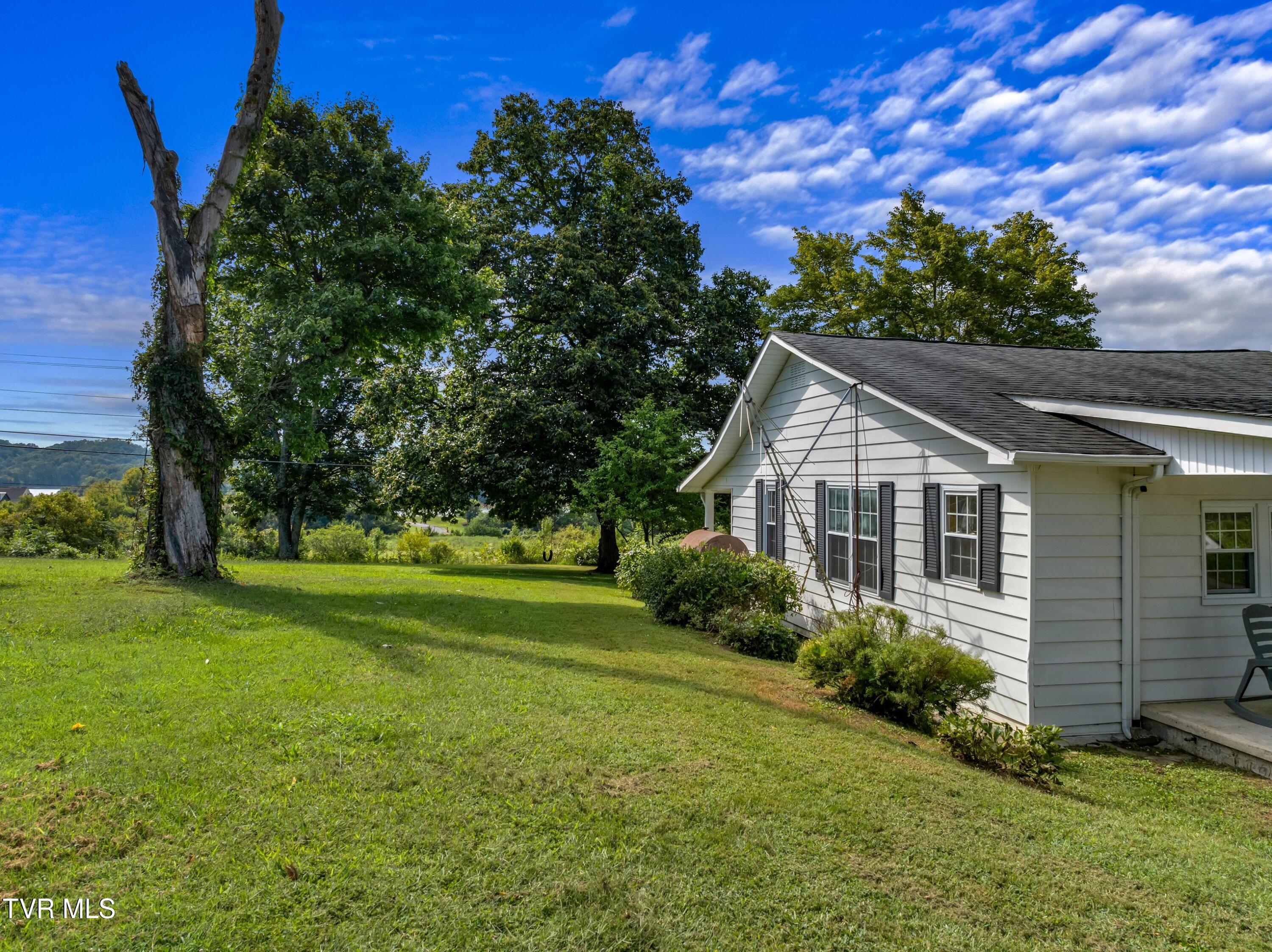 120 Raymond Layel Road Bean Station, TN 37708 - Photo 36 of 43 XJI_20240903100403_0213_D.jpg-SMALL