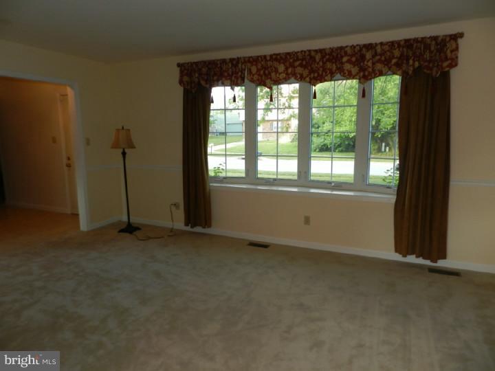 44 Craig Road New Castle, DE 19720 - Photo 14 of 25 Living Room