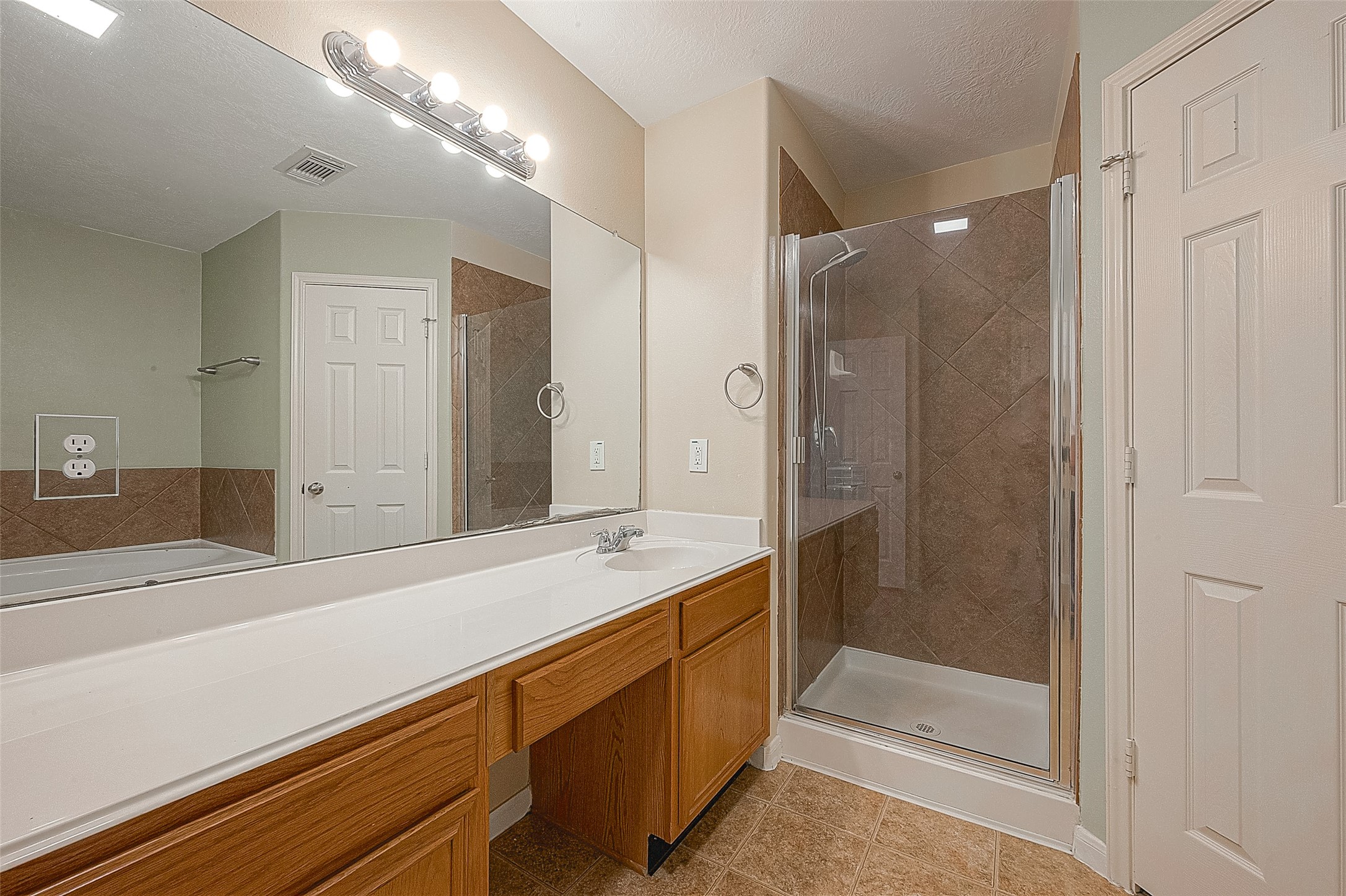 3214 Northgate Court Manvel, TX 77578 - Photo 16 of 16 Primary Bathroom