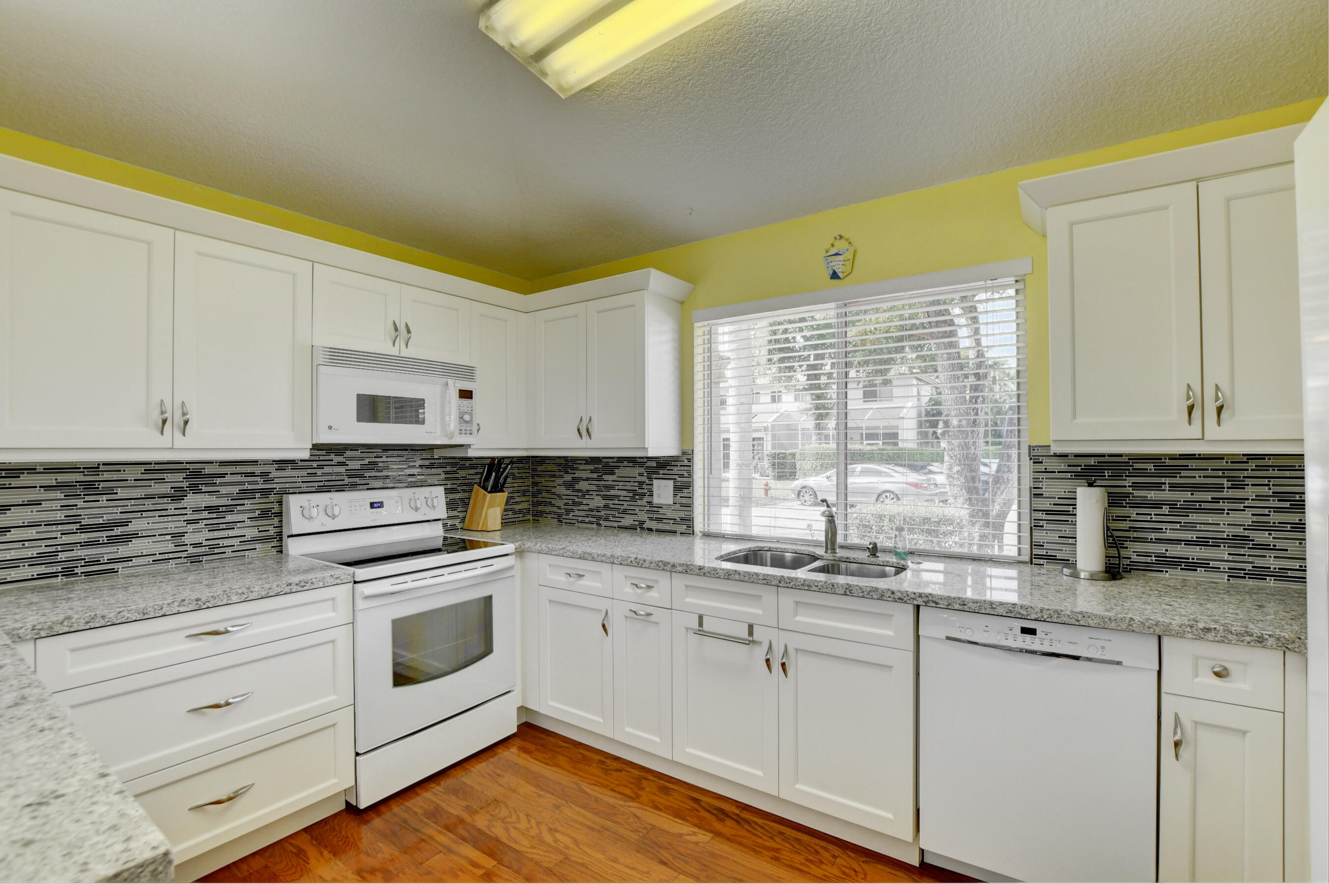 6746 Via Regina Boca Raton, FL 33433 - Photo 4 of 25 kitchen