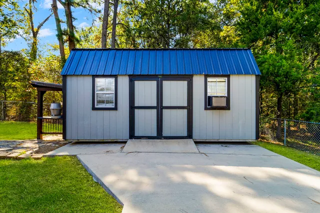 a view of front of a house with a yard