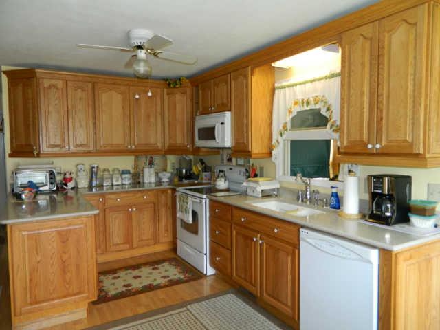 1120 Drake Road Clarksville, TN 37043 - Photo 5 of 17 Large Eat-in Kitchen w/ Silestone Countertops, Craftmaid Cabinents & Wood Flooring.