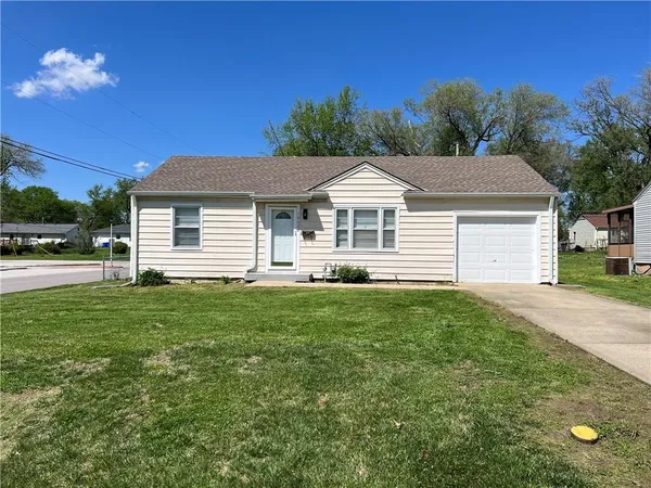 $1,900 | 10622 West 57th Street, Shawnee, KS 66203