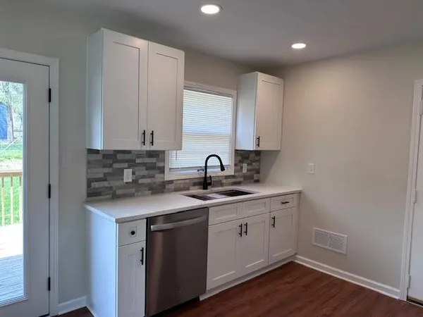 $1,900 | 10622 West 57th Street, Shawnee, KS 66203