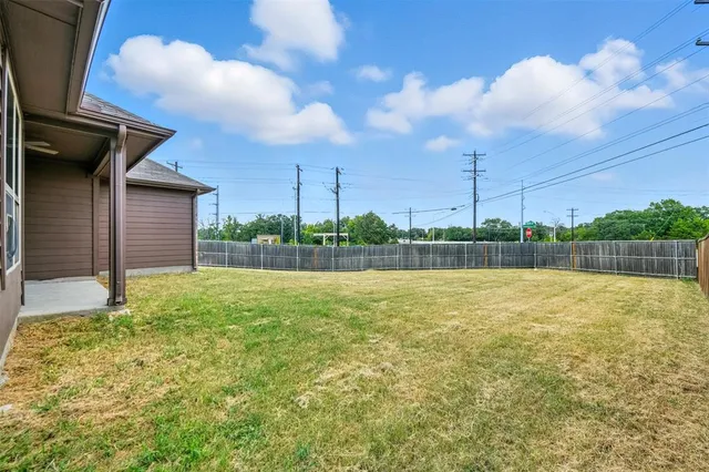 a view of a backyard