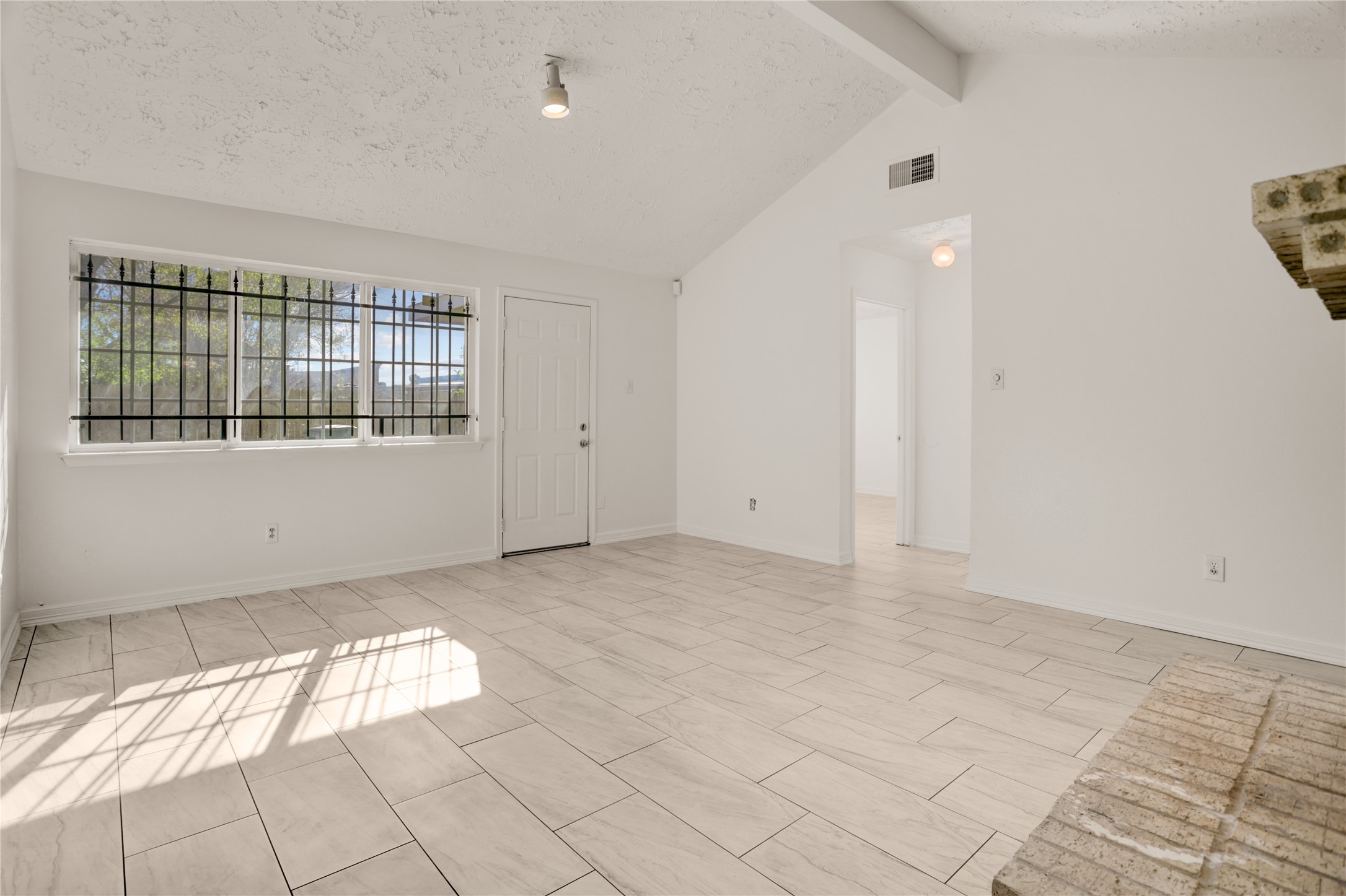 5437 Ridge Wind Lane Houston, TX 77053 - Photo 4 of 12 an empty room with windows