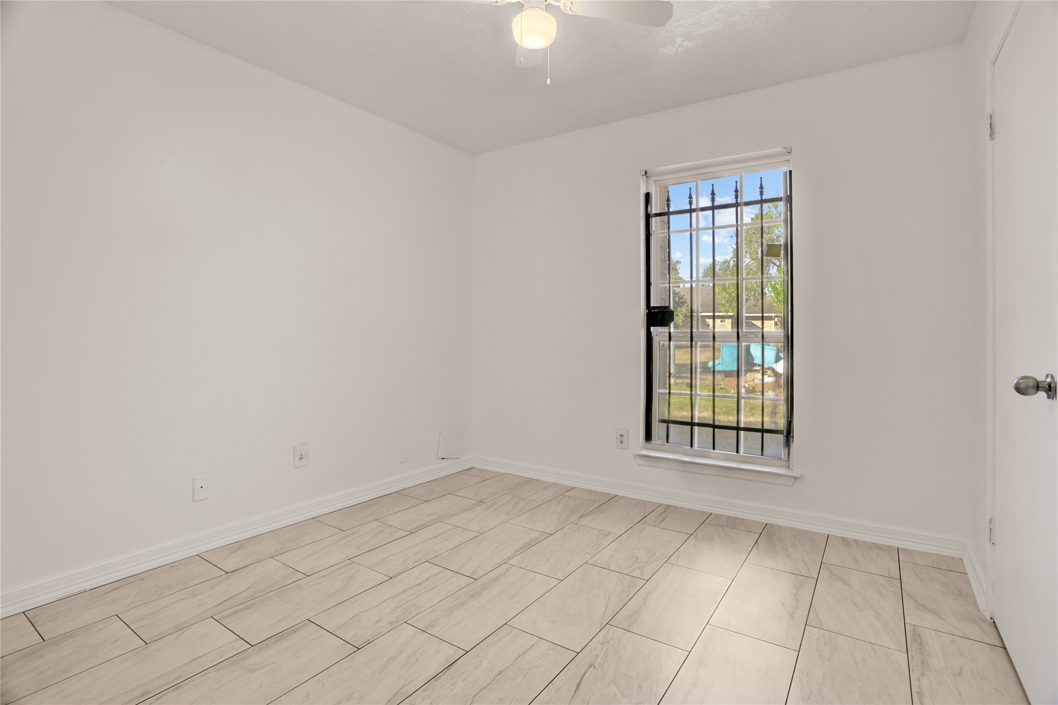5437 Ridge Wind Lane Houston, TX 77053 - Photo 10 of 12 an empty room with windows