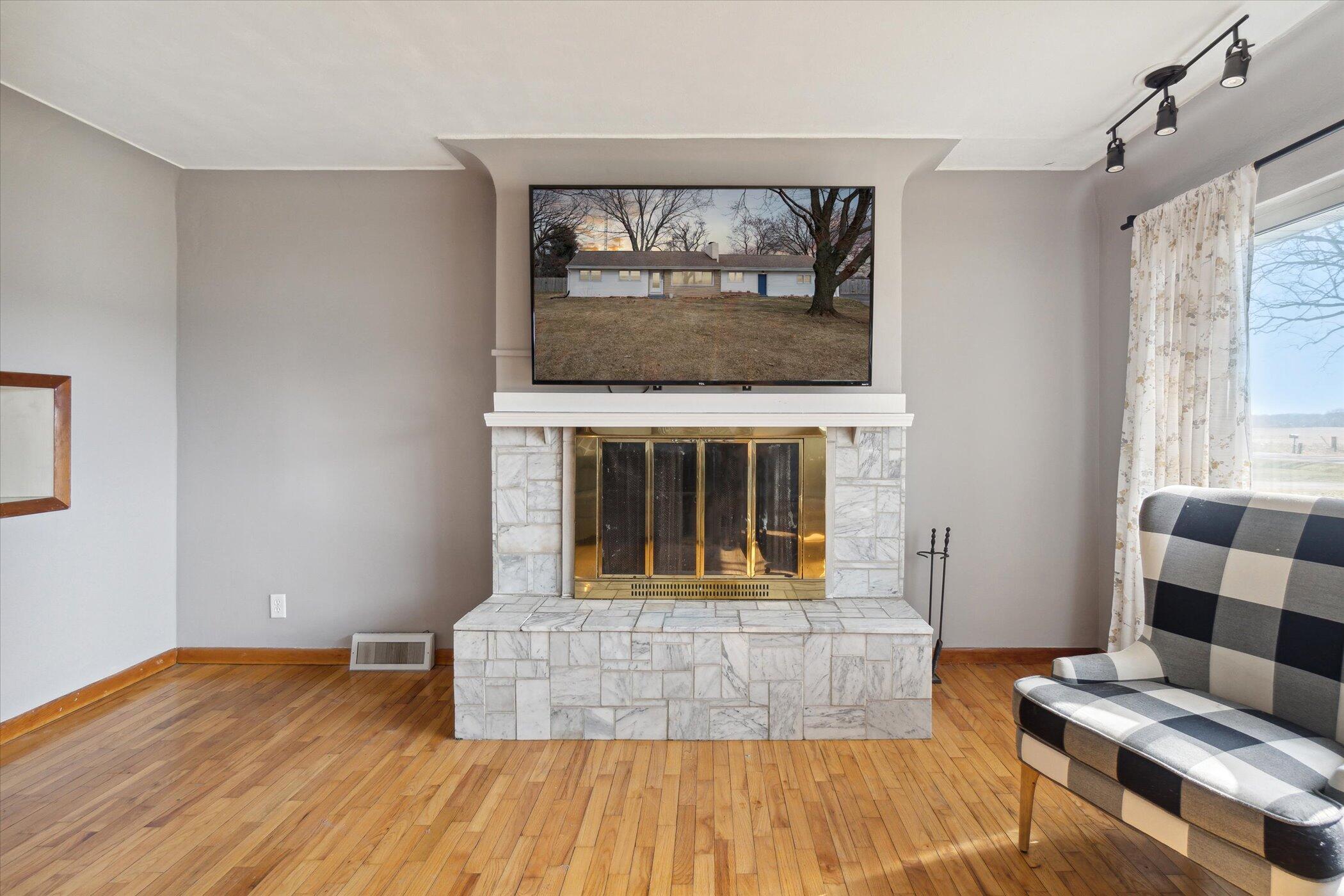 195 Albion Road, Unit CONCORD TOWNSHIP Albion, MI 49224 - Photo 9 of 46 Living Room