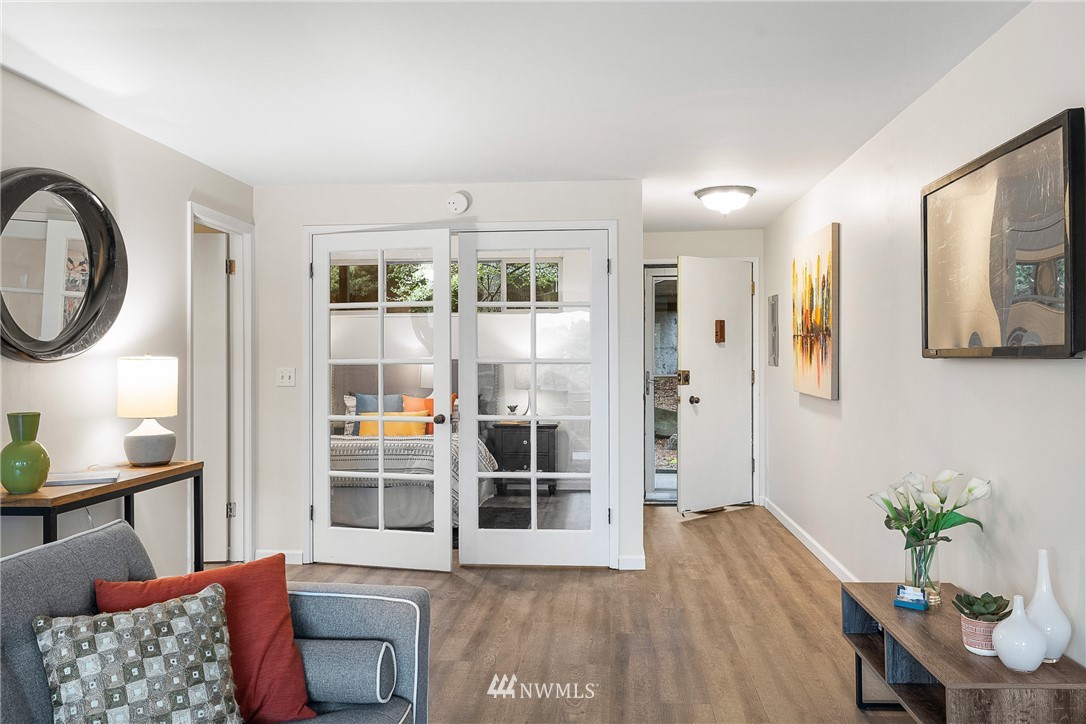 3200 West Commodore Way, Unit 103 Seattle, WA 98199 - Photo 5 of 23 Gallery Image 5