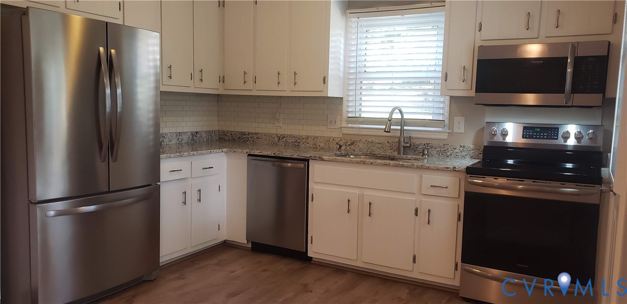 7166 Full Rack Drive Midlothian, VA 23112 - Photo 6 of 19 a kitchen with a refrigerator stove and sink