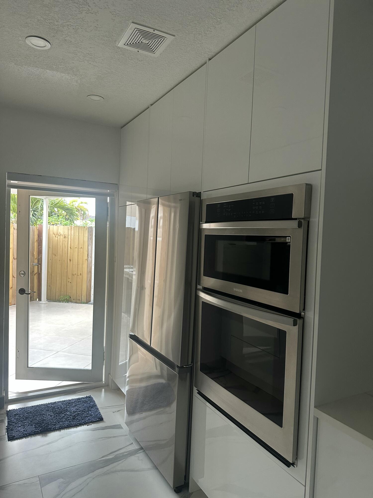 300 East 4th Street, Unit 103 Hialeah, FL 33010 - Photo 26 of 27 kitchen