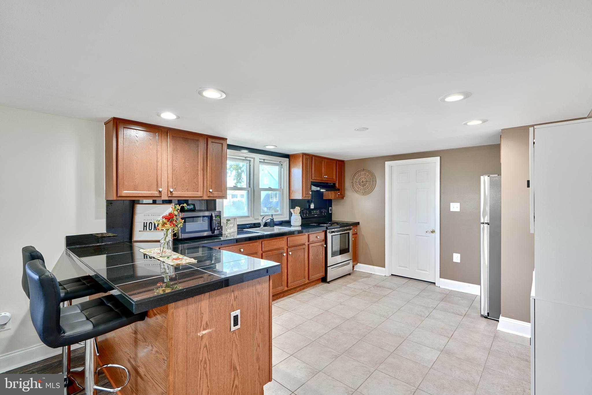 7204 Orth Road Sparrows Point, MD 21219 - Photo 15 of 29 Breakfast bar & kitchen