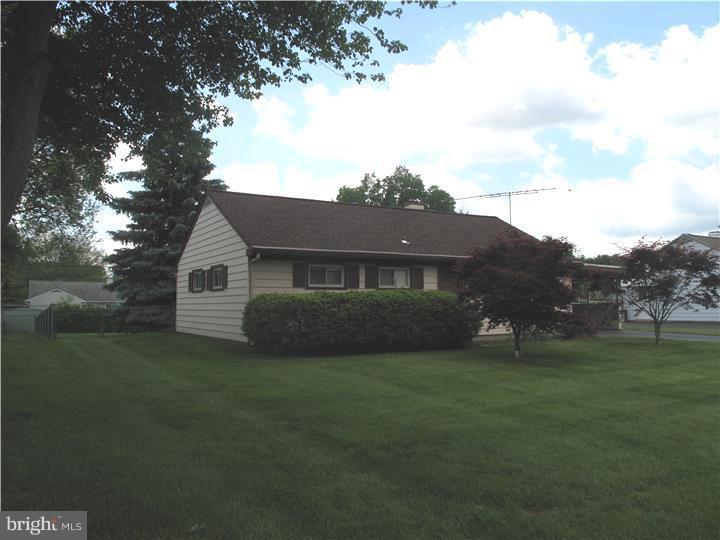 748 Locust Road Warminster, PA 18974 - Photo 3 of 18