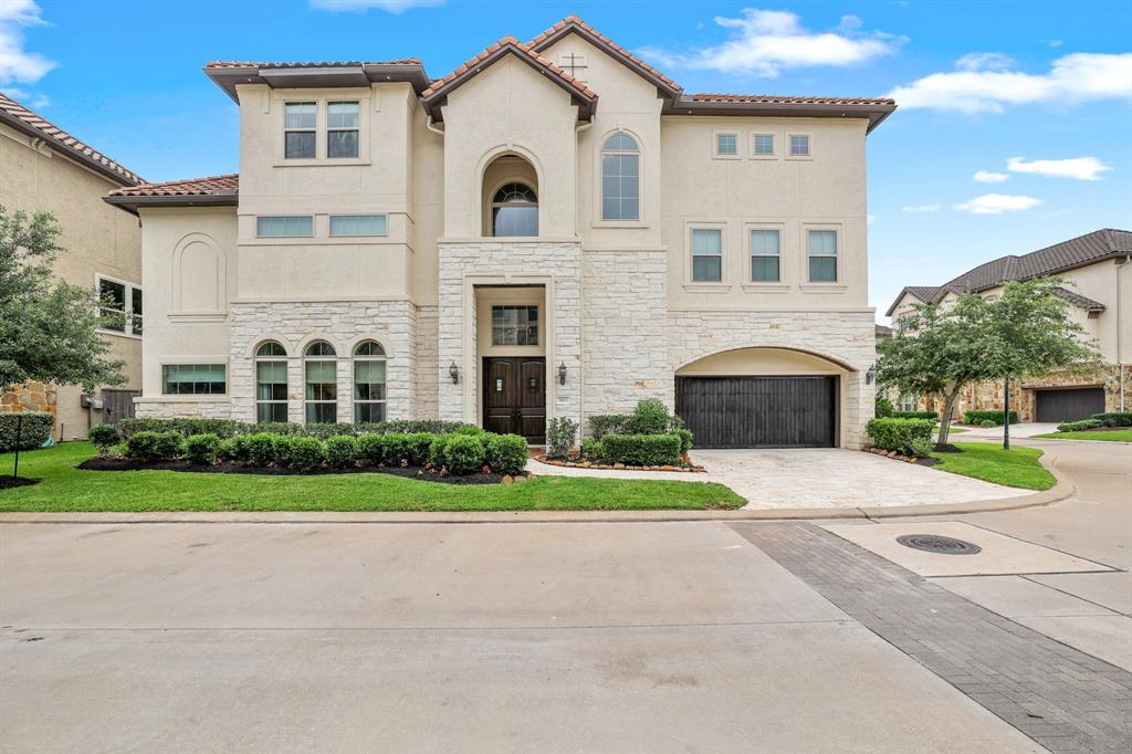 Welcome to 913 Amelia Street, located inside highly sought after Enclave at Lake Pointe, a private gated community in the heart of Sugar Land! Zoned to highly rated FBISD schools and offers quick access to major freeways + close proximity to the Galleria, Downtown, Medical Center and Energy Corridor.