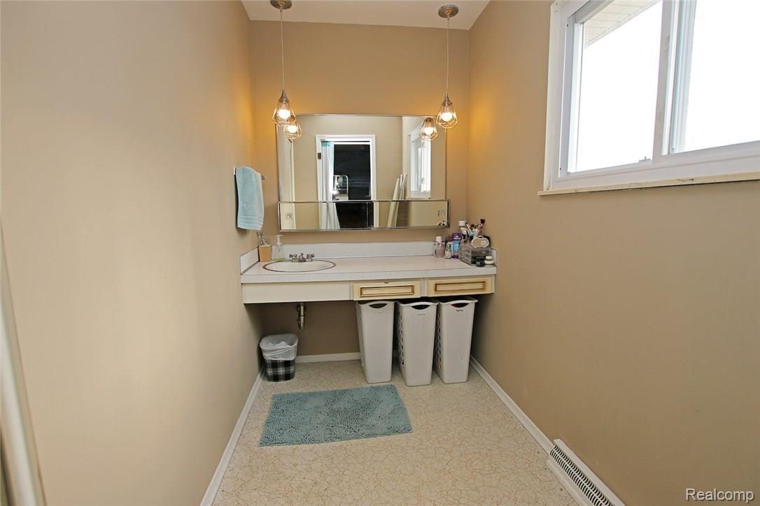 9488 Hegel Road Goodrich, MI 48438 - Photo 24 of 42 24) Bedroom 2 Powder Closet.jpg