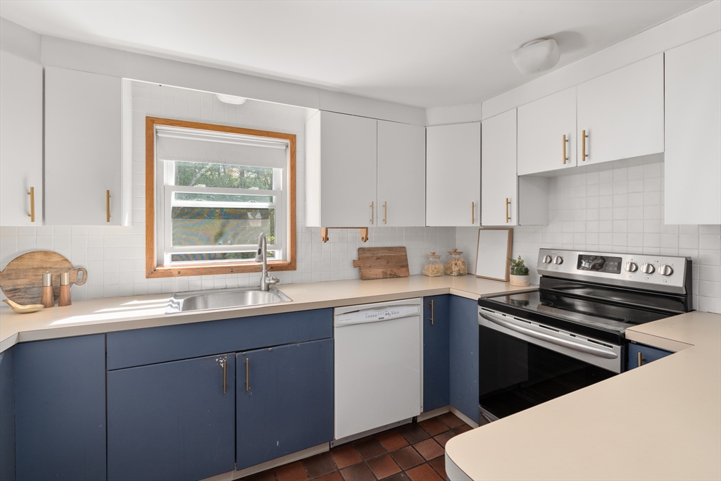143 Howe Street Natick, MA 01760 - Photo 5 of 25 Gallery Image 5