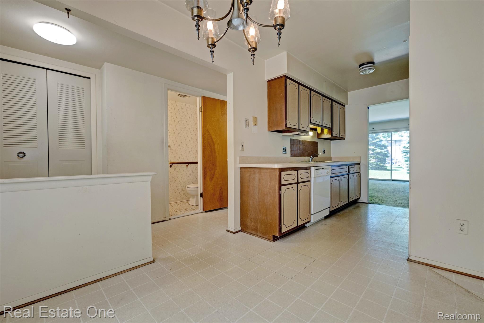 4456 15 Mile Road Sterling Heights, MI 48310 - Photo 6 of 31 6) Dining Room.jpg