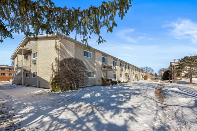 $179,900 | 8888 Steven Drive, Unit 1H, Des Plaines, IL 60016