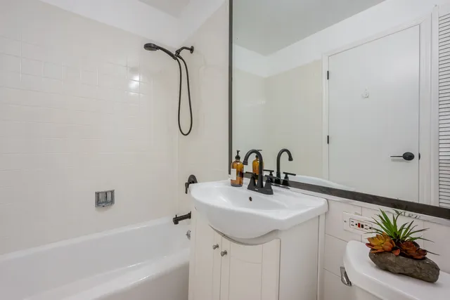 $179,900 | 8888 Steven Drive, Unit 1H, Des Plaines, IL 60016