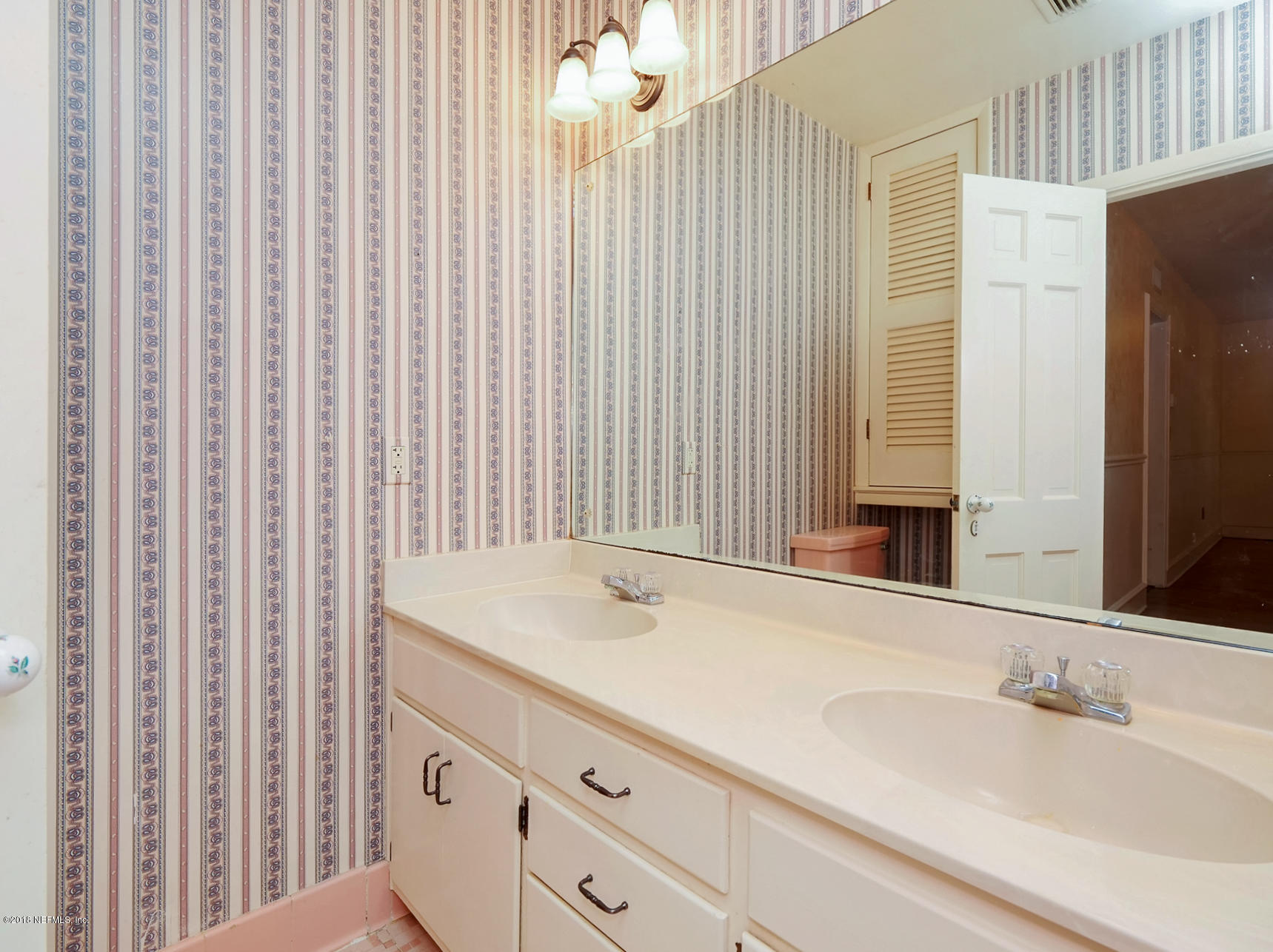 5028 River Point Road Jacksonville, FL 32207 - Photo 44 of 55 Large Guest Bath with Dbl Vanity