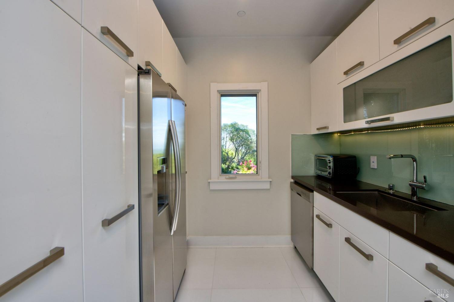 185 Gilmartin Drive Tiburon, CA 94920 - Photo 29 of 32 a bathroom with a sink and a mirror
