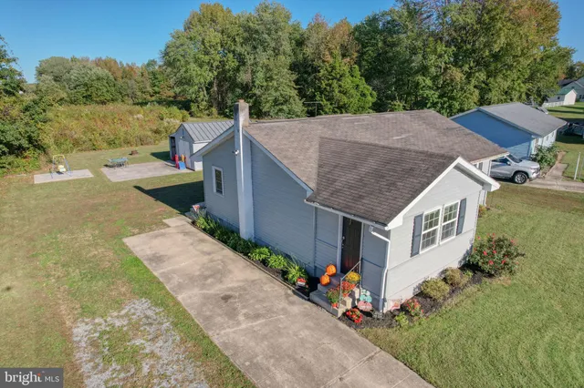 a view of a house with backyard and garden