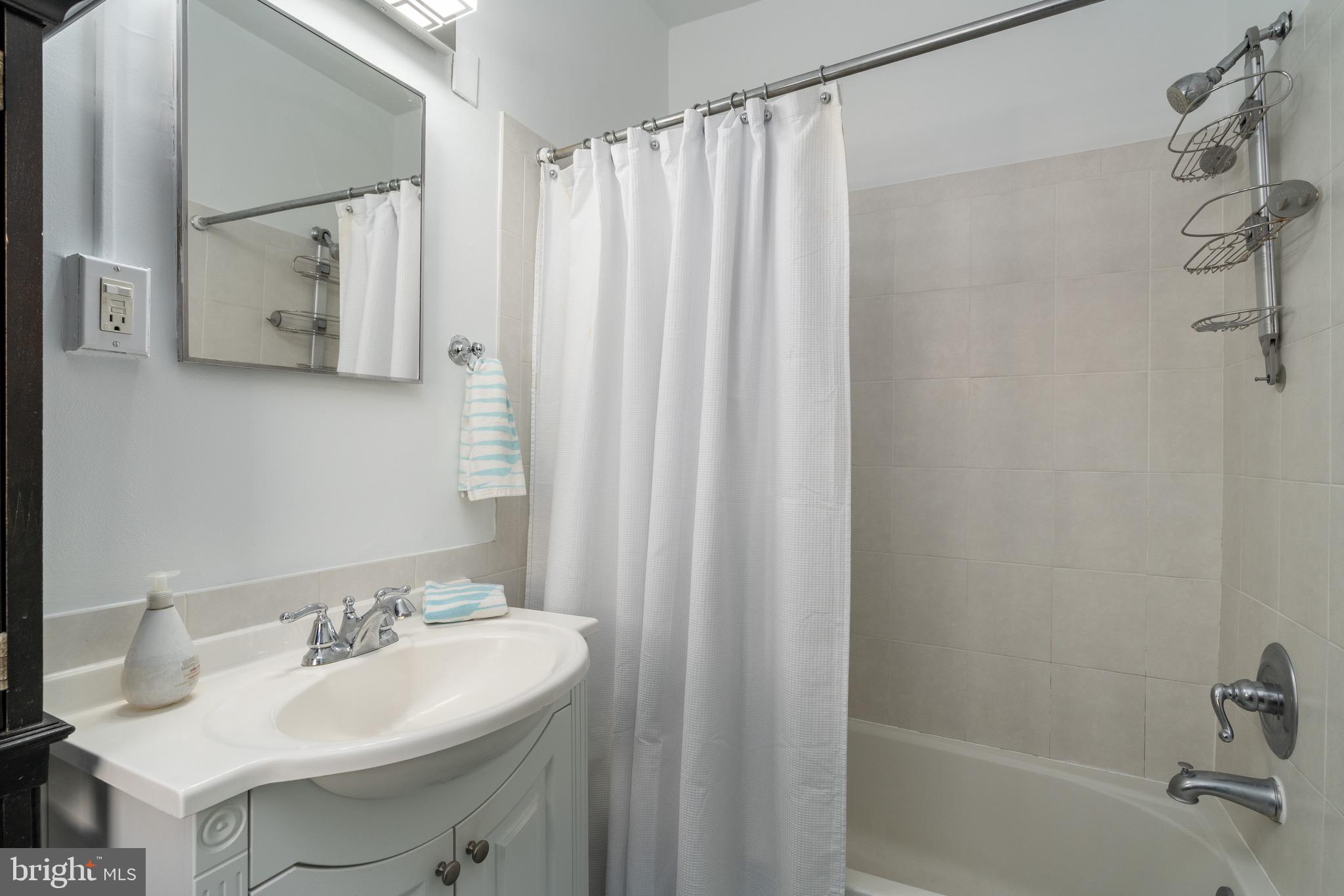 1954 Columbia Road Northwest, Unit 707 Washington, DC 20009 - Photo 9 of 20 Bathroom