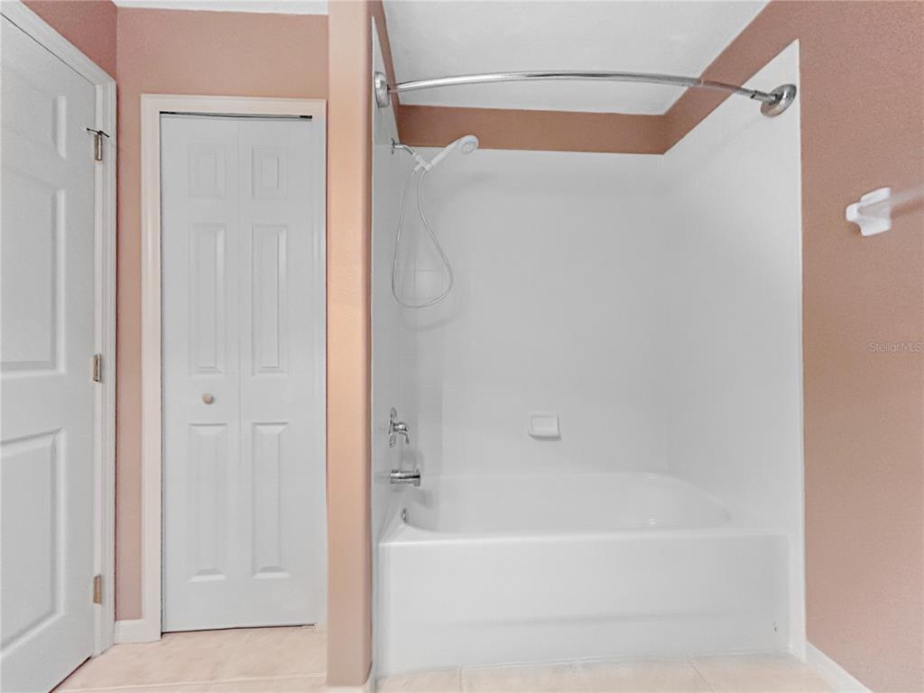 15598 Southwest 11th Terrace Road Ocala, FL 34473 - Photo 14 of 27 a bathroom with a bathtub