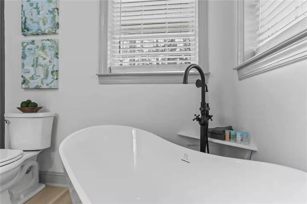 44 Sheffield Court Sparta, GA 31087 - Photo 15 of 24 a bathroom with a bathtub