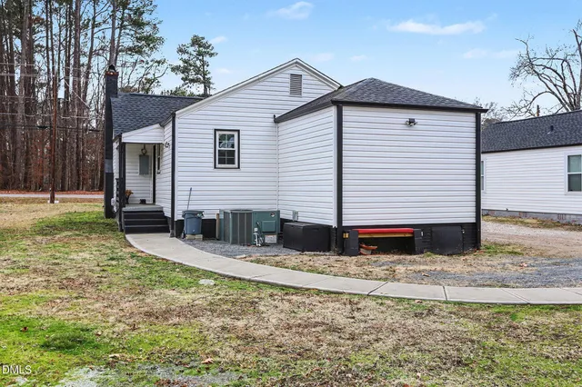 a view of a house with backyard
