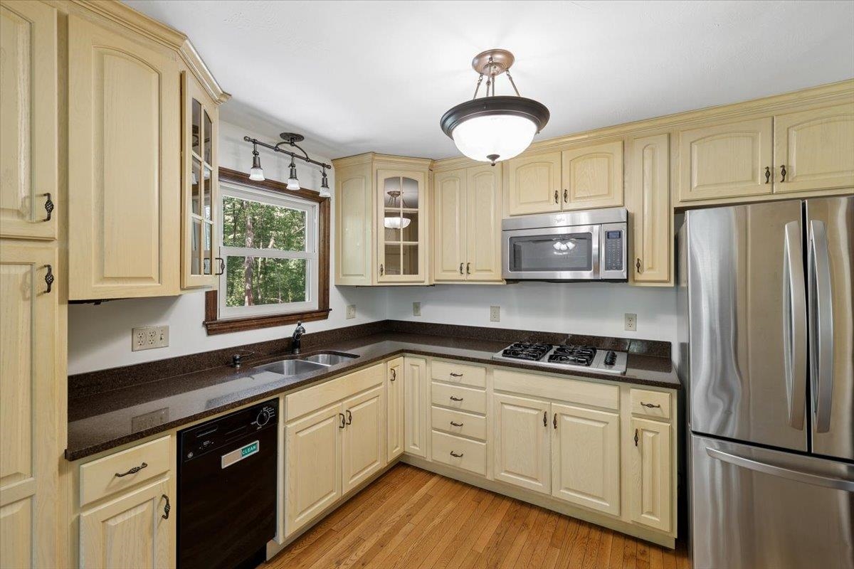 3 Ermer Road Derry, NH 03038 - Photo 10 of 32