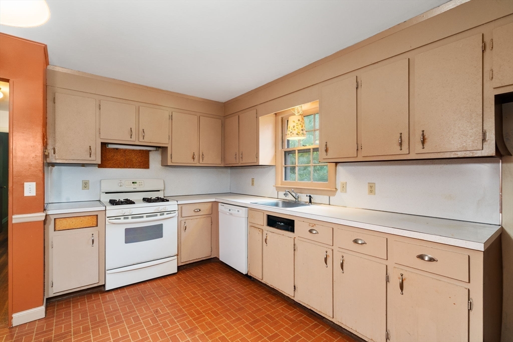 14 Spring Street Hingham, MA 02043 - Photo 4 of 29