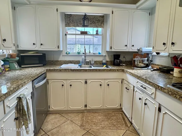 $260,000 | 2015 Old Jeanerette Road, New Iberia, LA 70563